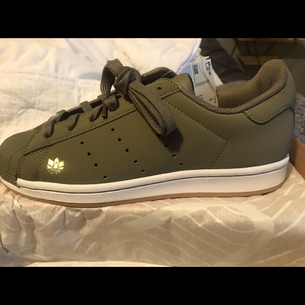 Men’s Adidas Superstar Army Green size 6, new!
